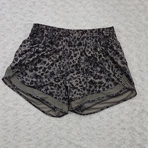 Athleta Womens XS Printed Mesh Racer Run Short Grey and Black Leopard Print 4"